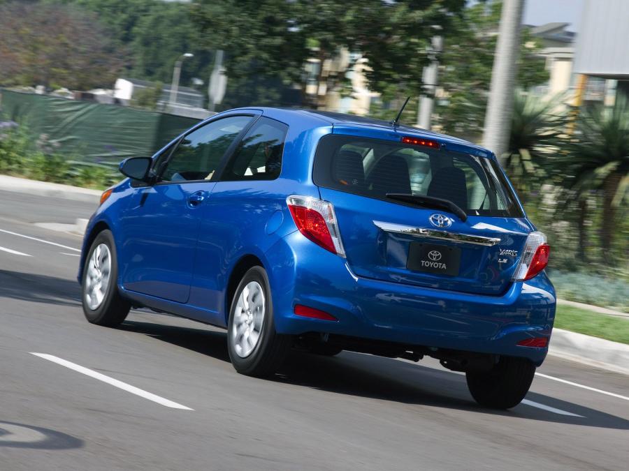  Toyota Yaris LE 3-Door 2011 года  (US) (фото 8 из 11)